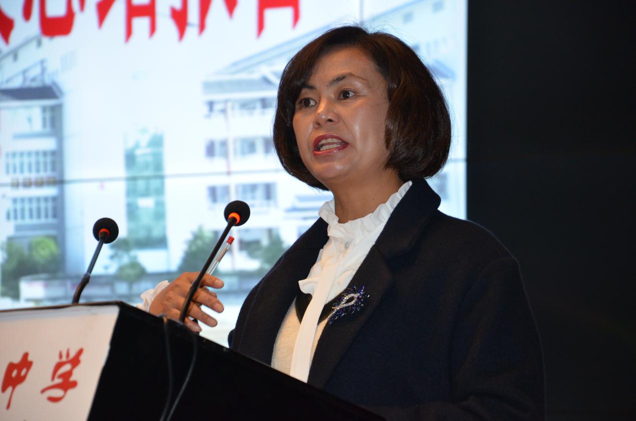 凯里一中顾丹副校长在主持会议